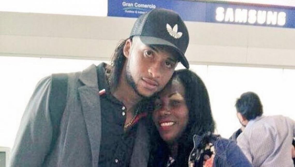 Imagen Mina, con su mujer, en el aeropuerto