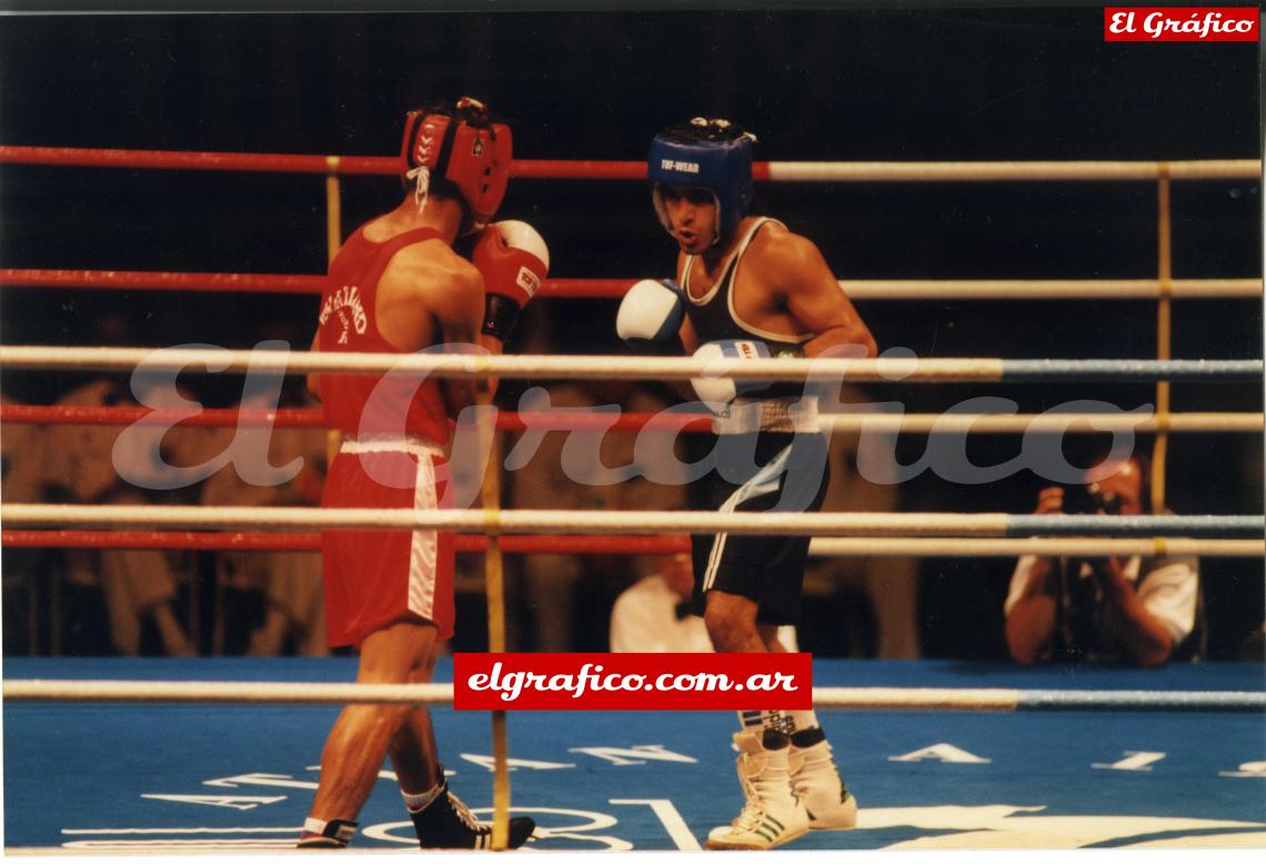 Imagen JJOO Atlanta 96. Chacón en su pelea de semifinales ante el tailandés Kamsing.