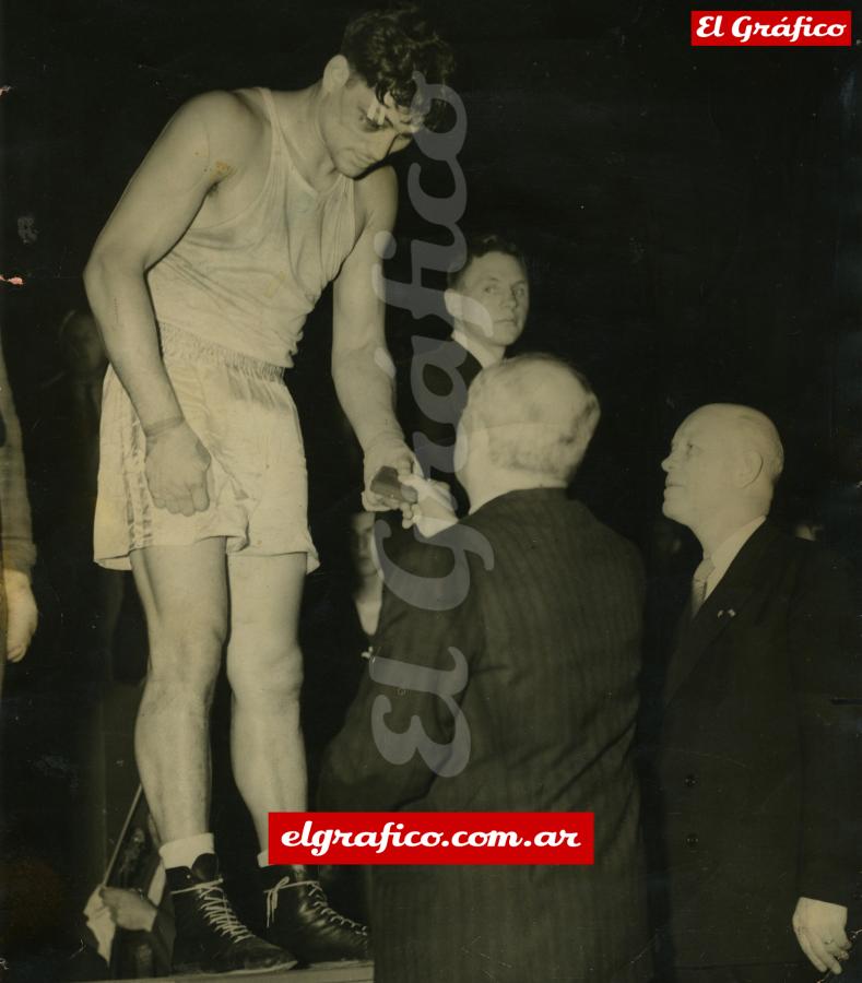 Imagen Londres 1948. Rafael Iglesias recibe la medalla de oro en el podio olímpico