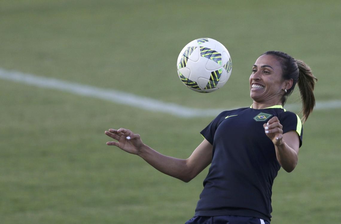 Imagen La genia del fútbol brasileño, a punto de dormir la pelota en su pecho. Foto: Reuters.