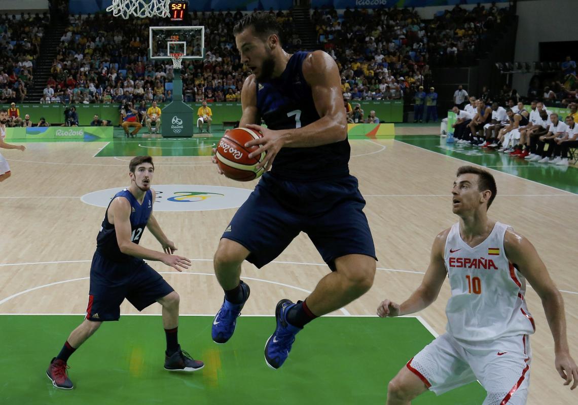Imagen Los españoles, con gran actuación de Mirotic, barrieron a los de Tony Parker (Reuters)