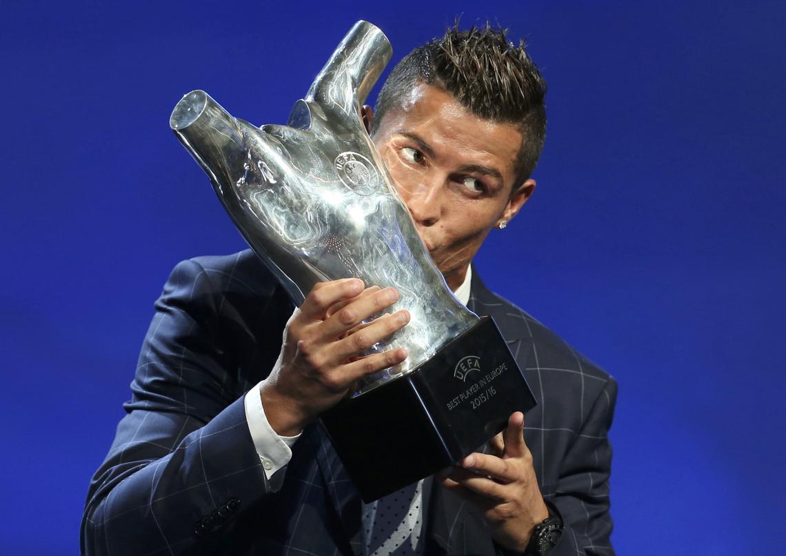 Imagen CR7, besando el trofeo