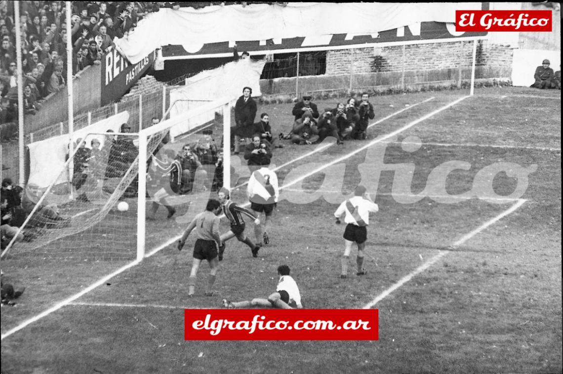 Imagen Marcos ya definió su obra, River está rendido y Chacarita festeja. Era el tercer gol que comenzaba a definir la historia en cancha de Racing. Luego, Frassoldati cerraría la goleada (4-1).