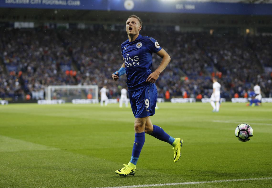 Imagen Vardy celebra ante sus hinchas...