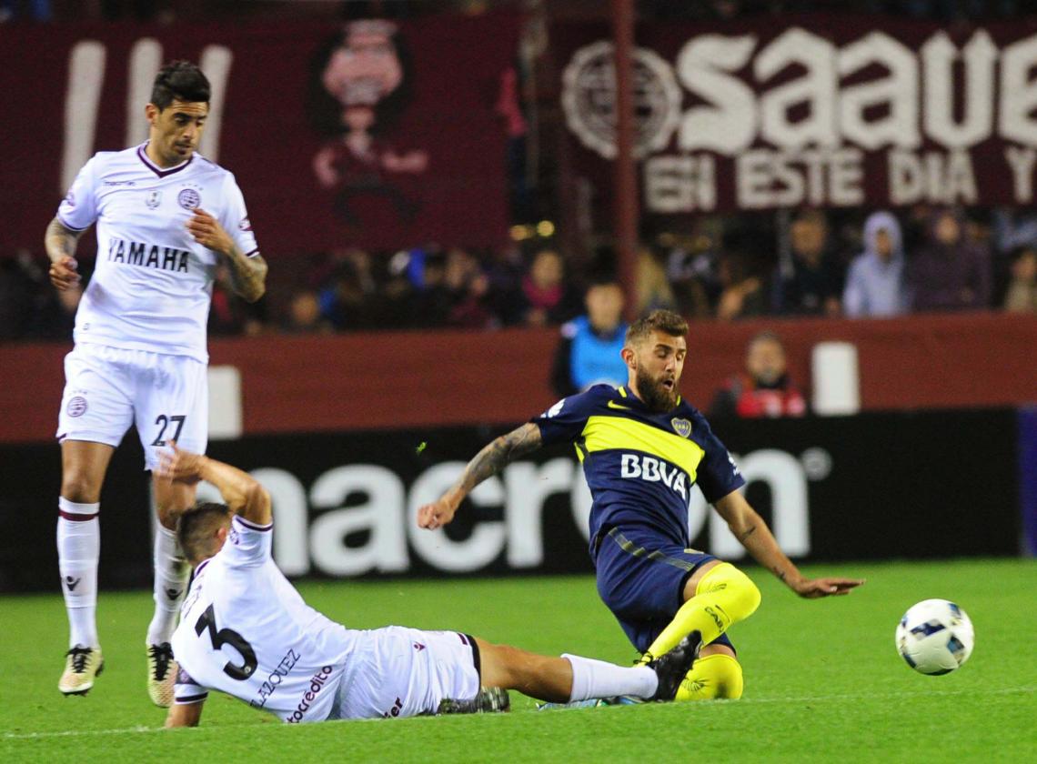 Imagen Gino Peruzzi padeció la profundidad de Lanús por su costado.