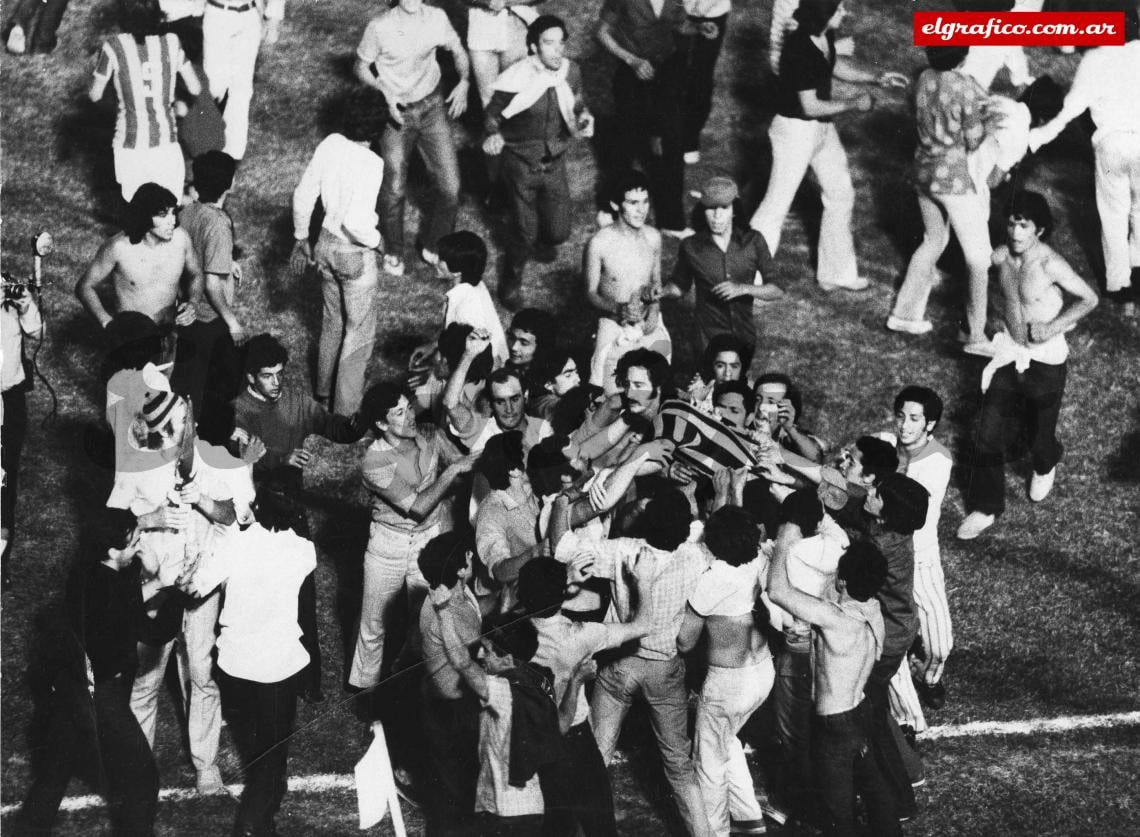 Imagen La leyenda Canalla de Aldo Pedro Poy, en andas el día que Central grito campeón por primera vez.