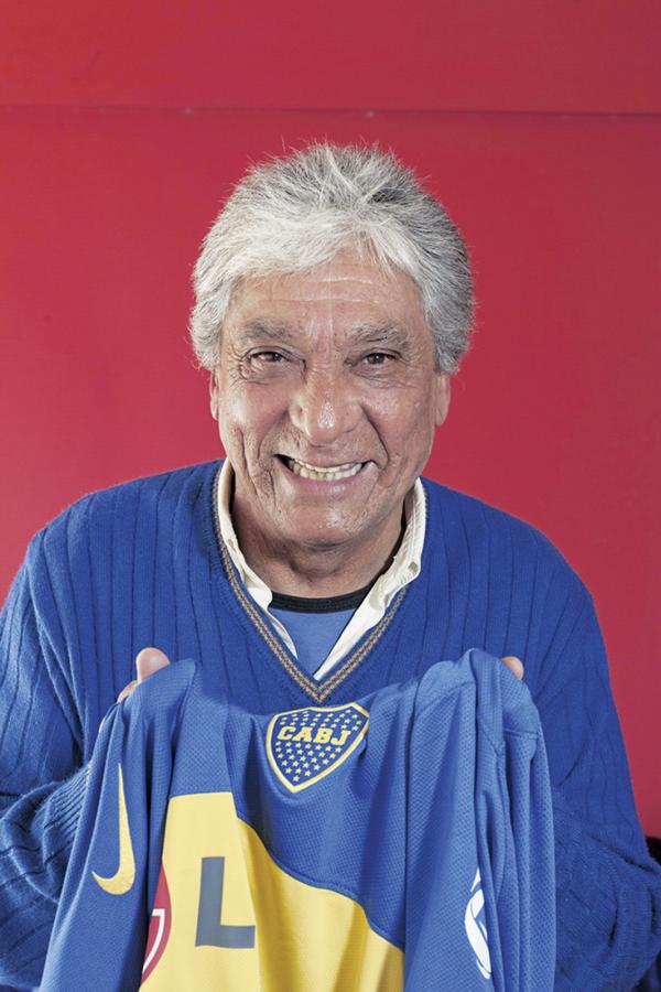 El Loco, hoy, a los 60 años, con sus colores queridos, en su hogar de Caballito.