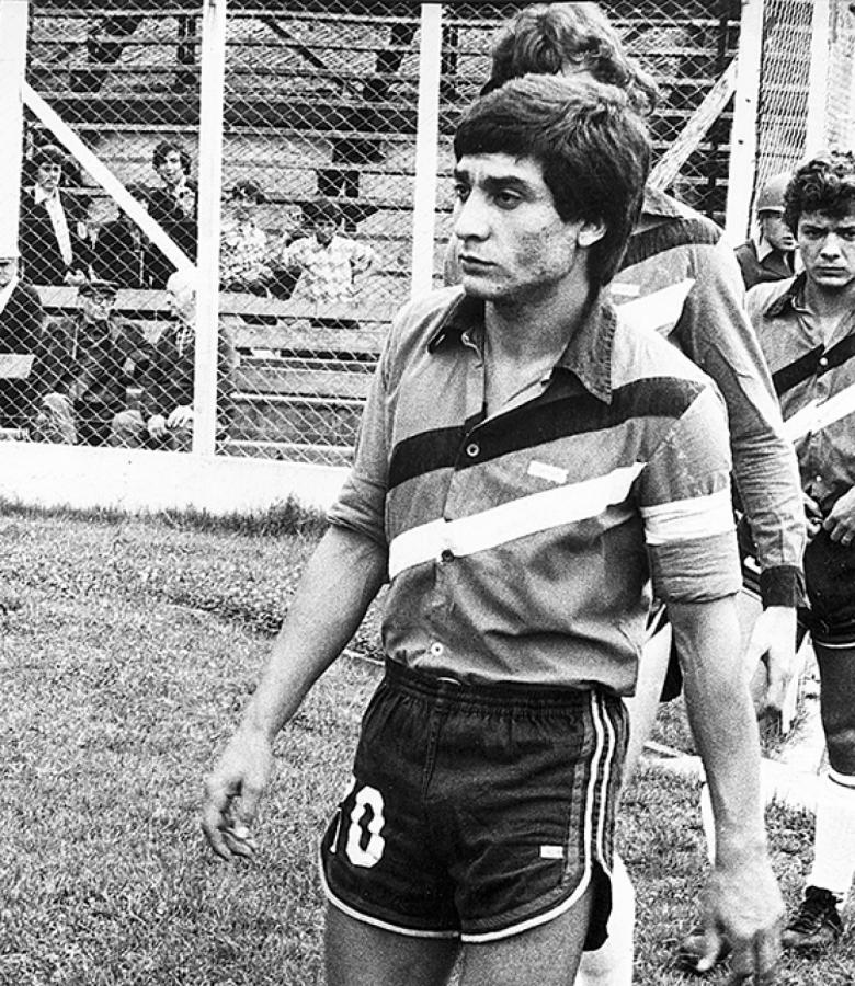 Imagen Con una curiosa camiseta de Chacarita, club con el que se afirmó en Primera División y en el que brilló junto a Ischia, Marangoni y Avallay, dirigido por Basile.