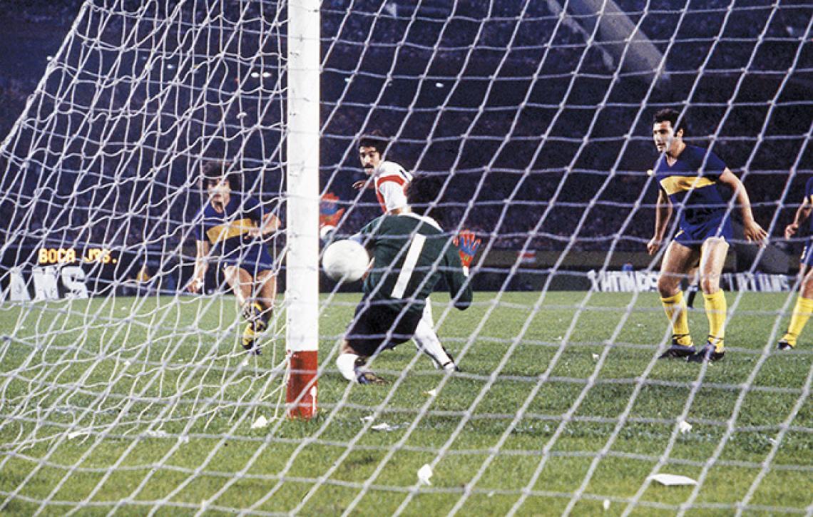 Imagen Goles decisivos en la Copa Libertadores 78 que ganó Boca, la segunda al mando del Toto Lorenzo. Gol a River en el Monumental, para sellar el 2-0 y pasar a la final.
