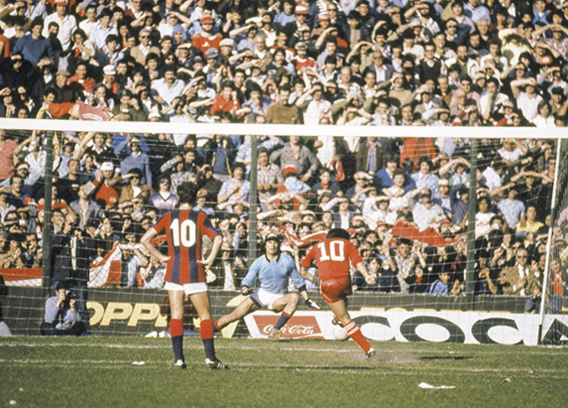 Imagen El penal que le convirtió a San Lorenzo, en la victoria del Bicho por 1-0 que mandó al Cuervo, dirigido por Juan Carlos Lorenzo, a la B.