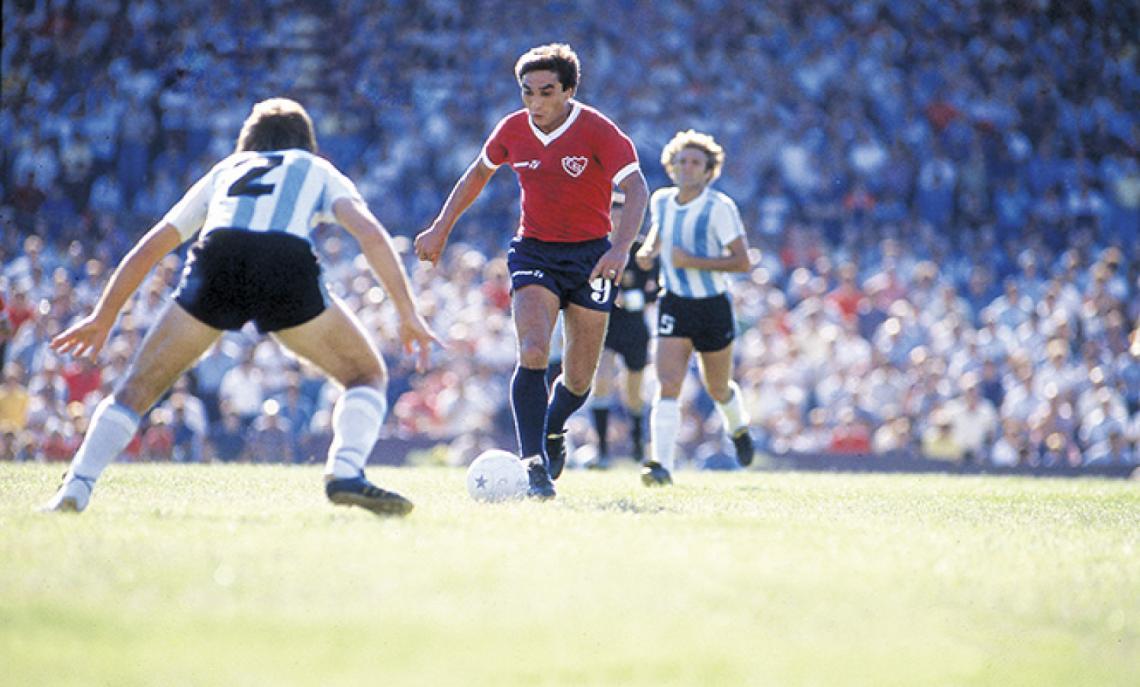 Imagen Con la camiseta de Independiente, en el clásico de Avellaneda. Lo llevó el Zurdo López, que lo había tenido como jugador en Argentinos Juniors. Estuvo un año, sin mucho suceso. 