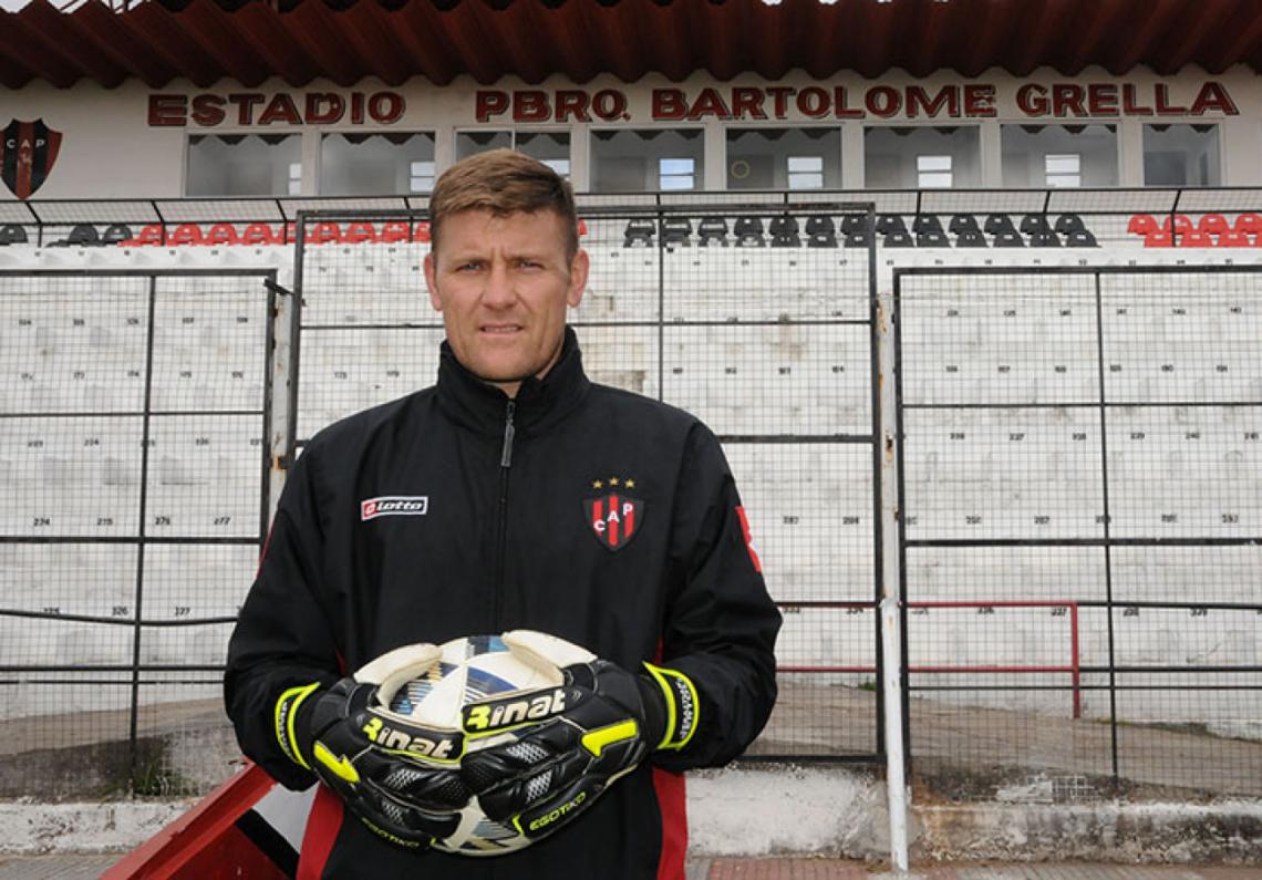 Imagen En el estadio de Patronato, su casa, donde cuida el arco desde 2003.