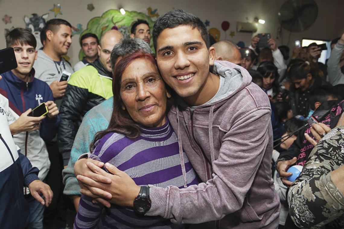 Imagen Junto a su mamá, la Mary, quien amasaba pan para que Bebelo tuviera el dinero indispensable para ir a entrenar.