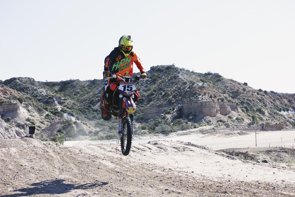 Haciendo motocross en Neuquén. También practica esquí nieve y acuático, jet esquí, karting, supercross y cuatriciclos.