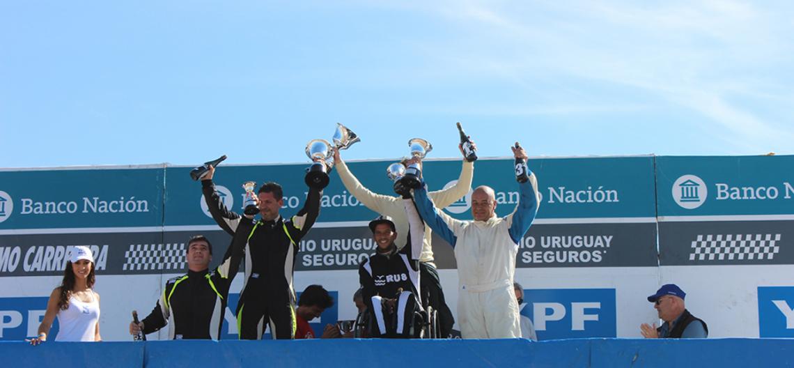 Imagen Podio de la Copa Bora en Neuquén, y Juan María pleno de felicidad mezclado entre los grandes protagonistas de la carrera.