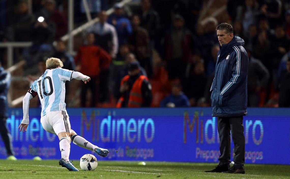 Imagen El Patón, ayer, observando a Messi