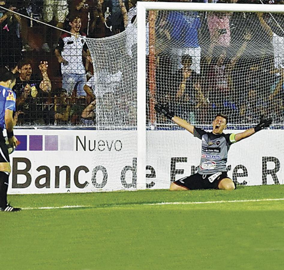 Imagen Este festejo vale un ascenso a la A, tras contener un penal.