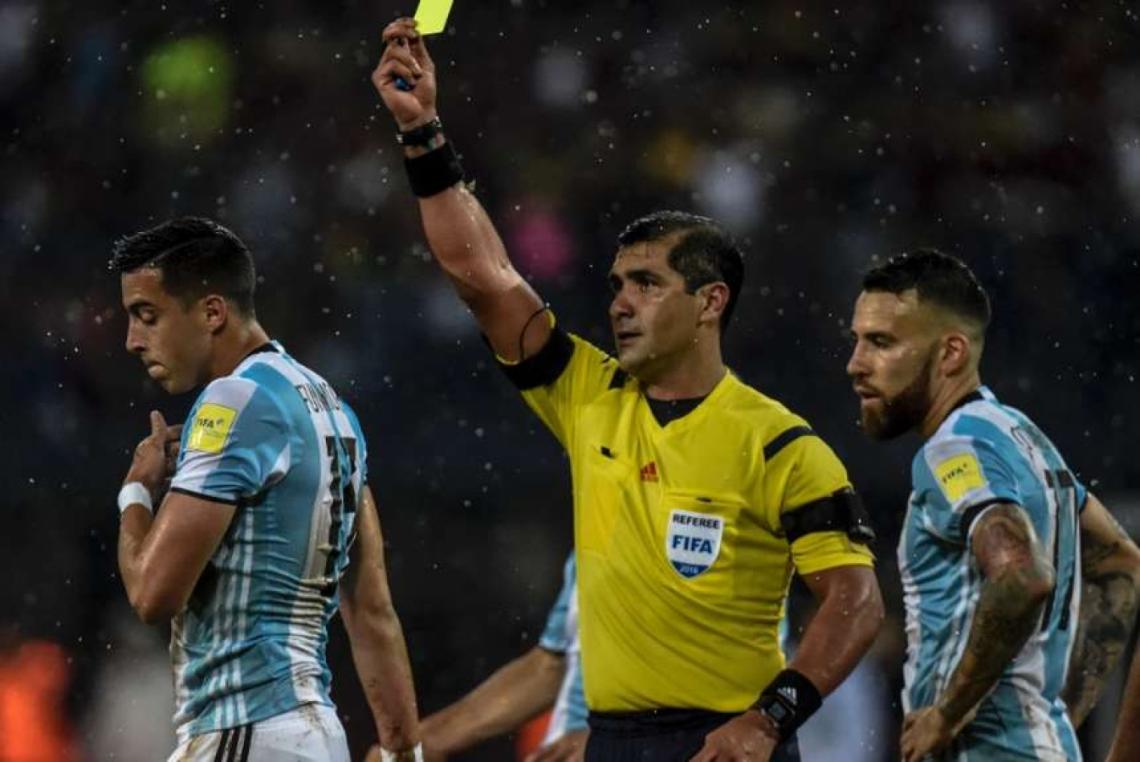 Imagen Otamendi y Funes Mori, al límite