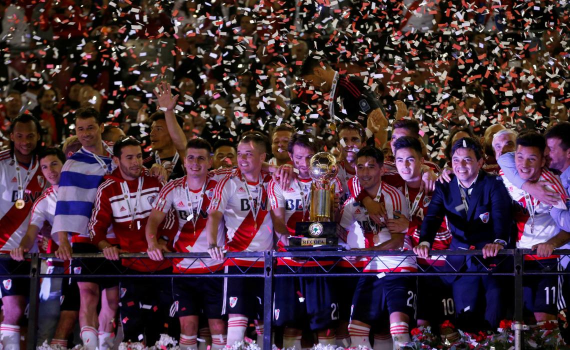 Imagen El plantel, festejando la Recopa