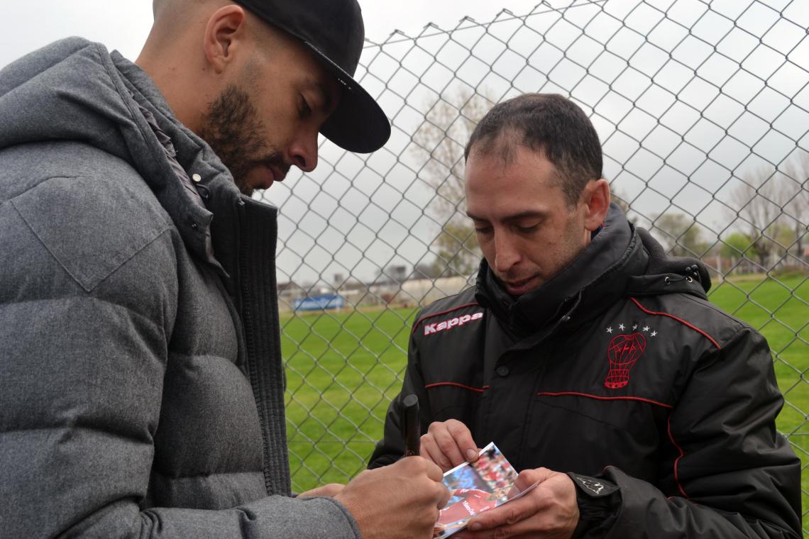 Imagen Firma la foto al hombre que lo esperó más de una hora.