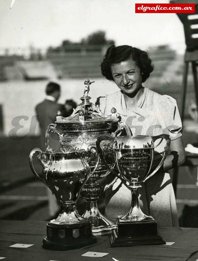 Imagen Felisa con sus trofeos de tenis, fue la eterna rival de Mary Terán de Weiss.