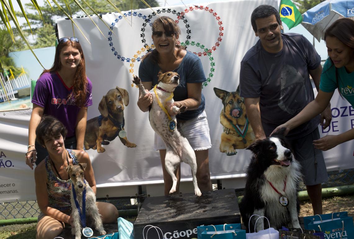 Imagen Mima, la ganadora en salto acuático, en el centro del podio.