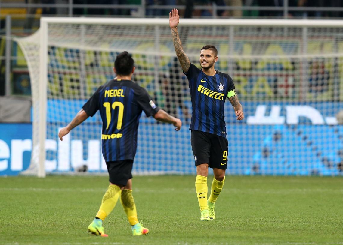 Imagen Gary Medel se acerca a celebrar el gol con Mauro Icardi. Foto: Reuters.