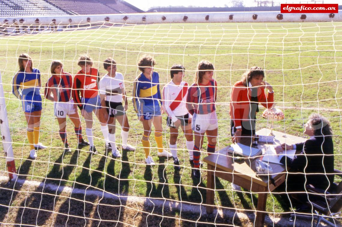 Imagen Julio 1984. En la cancha de Español se realizó la producción especial. Foto: Gerardo Horovitz.