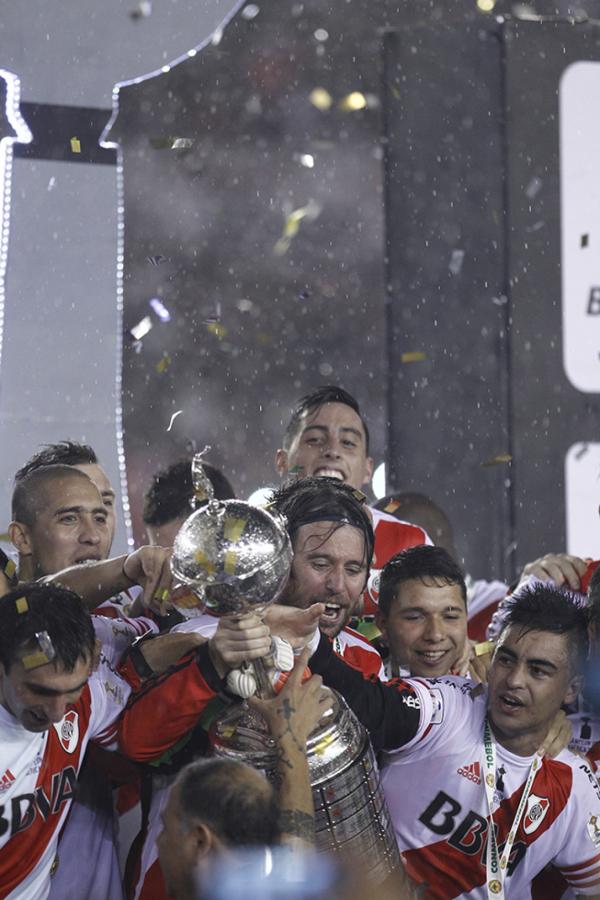 La gloria. Tocando la Libertadores que no quieren largar Cavenaghi y Barovero. Fue el único futbolista del plantel que jugó todos los minutos de todos los partidos de esa copa.