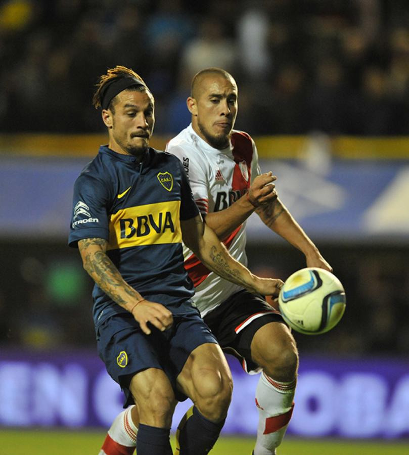 Con la camiseta de River en la Bombonera, en el duelo picante con Daniel Osvaldo, por la última Libertadores.