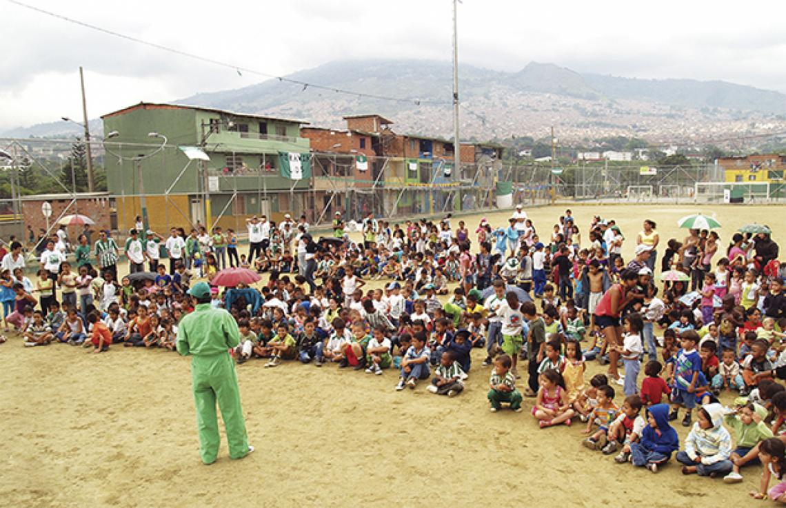 Imagen Durante el año realizan charlas y eventos en barrios pobres de la ciudad.