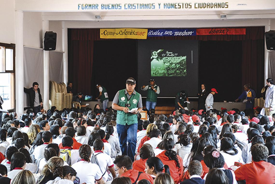 Imagen Profesionales de "Los del Sur" dan clases en colegios de Medellín.
