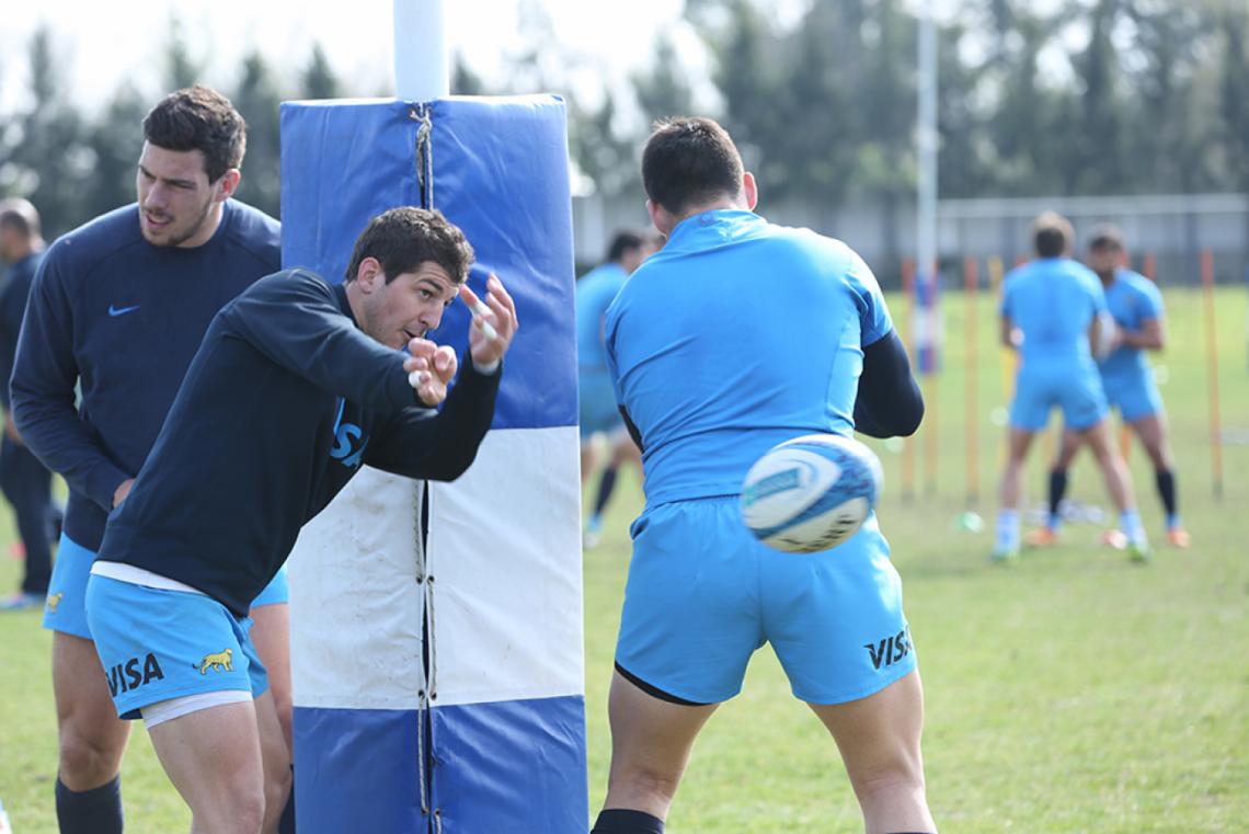 Imagen Trabaja el juego de manos en la pretemporada con Los Pumas. Busca crecer en las destrezas.