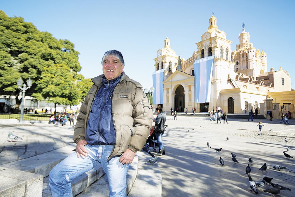 Amuchástegui hoy, en la Plaza San Martín, en el corazón de Córdoba.