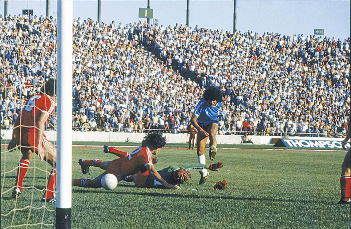 Imagen Uno de los mejores goles de su carrera, a Independiente, en Córdoba. Se gambeteó al arquero y a media defensa del Rojo.