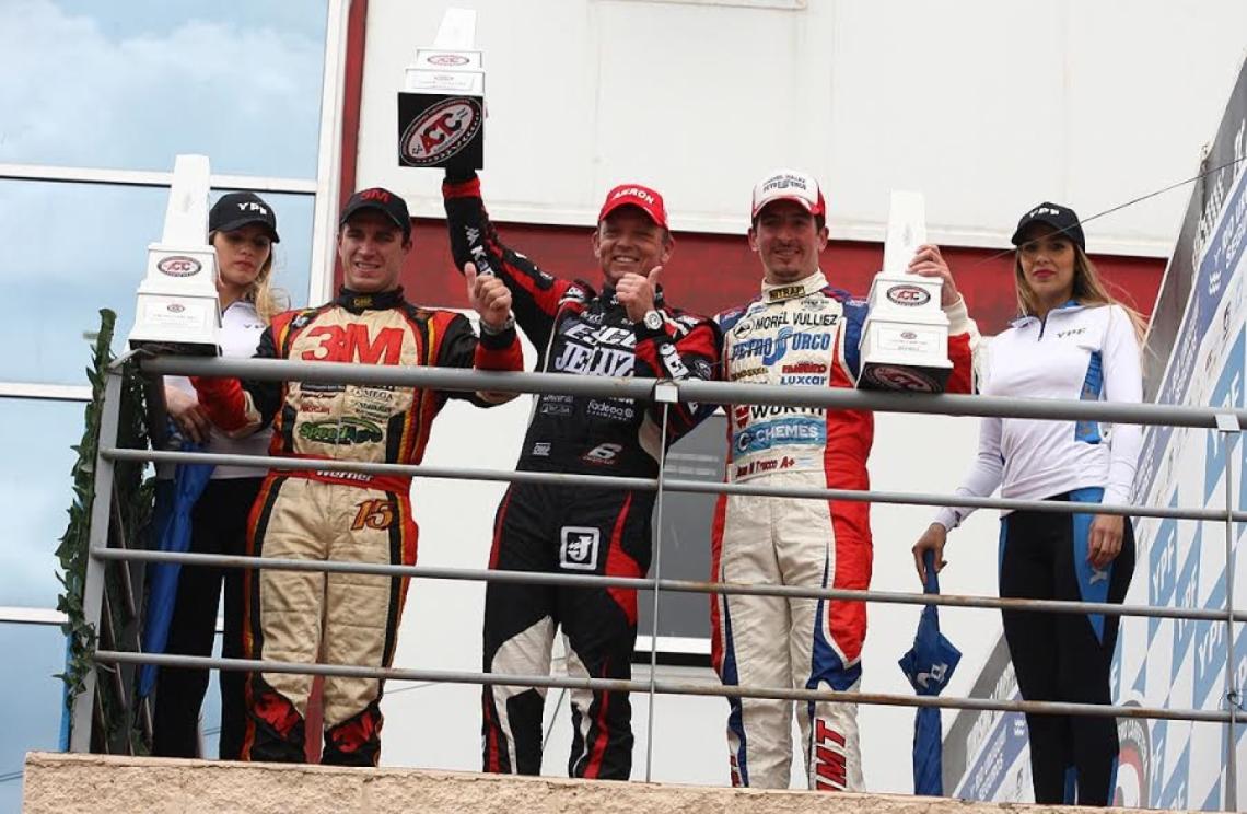 Imagen PODIO del TC en Concepción del Uruguay: Mariano Werner (2do), Guillermo Ortelli (vencedor) y Juan Martín Trucco (3ro). (Foto: Prensa J. M. Trucco)