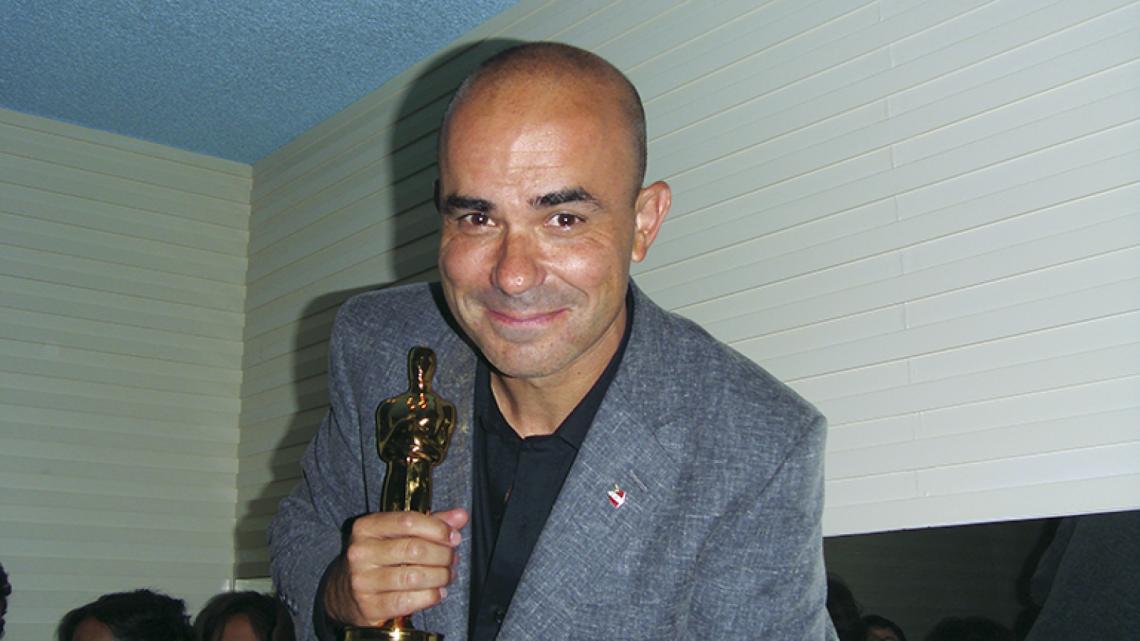 Imagen La sonrisa tras ganar el Oscar a la mejor película extranjera por El secreto de sus ojos, con direción de Juan José Campanella (infaltable escudito del Rojo).