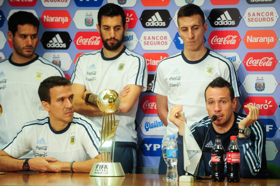 Imagen El entrenador y los jugadores durante la conferencia de prensa. Foto: Télam