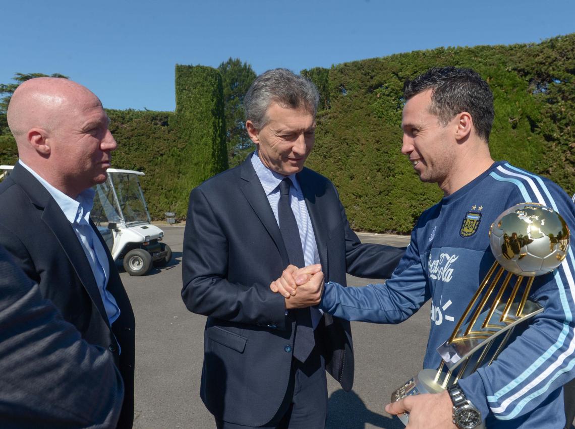 Imagen El entrenador con el presidente y el Secretario de Deportes. Foto: Télamc