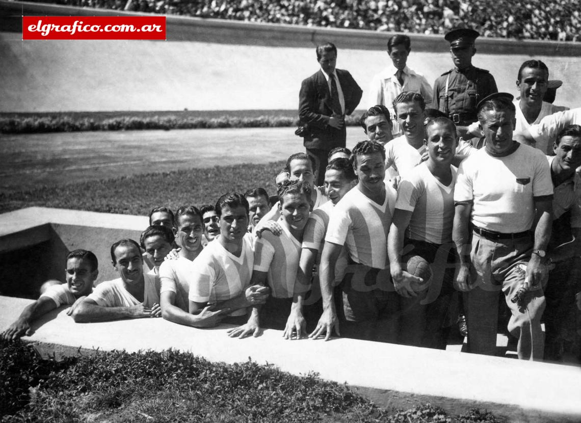 El plantel campeón se asoma por el túnel del estadio Nacional de Santiago antes de la final con Chile.