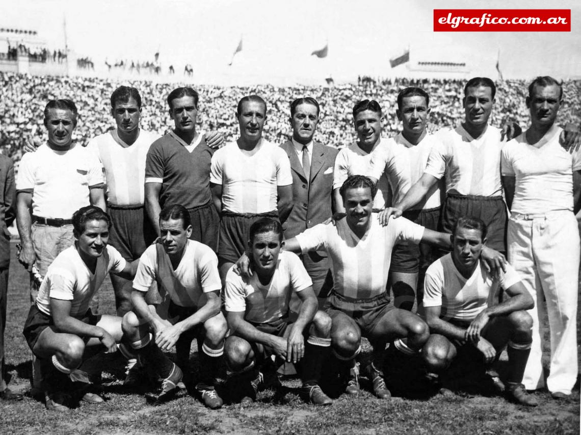 Imagen Arriba: Stábile (DT), Salomón, Gualco, Minella, Colombo, Alberti y Sbarra. Agachados: Pedernera, Sastre, Marvezzi, el Charro Moreno y Enrique García, una de las mejores delanteras nacionales de todos los tiempos.