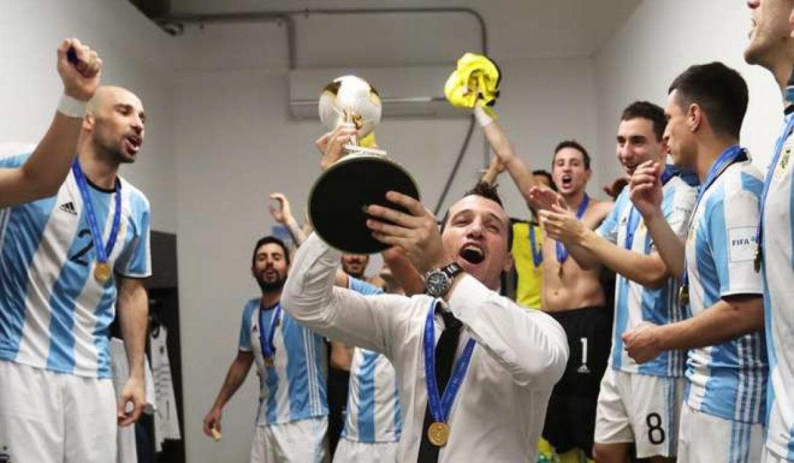 Diego levanta la Copa del Mundo en el vestuario. Le ganaron la final a Rusia por 5 a 4.