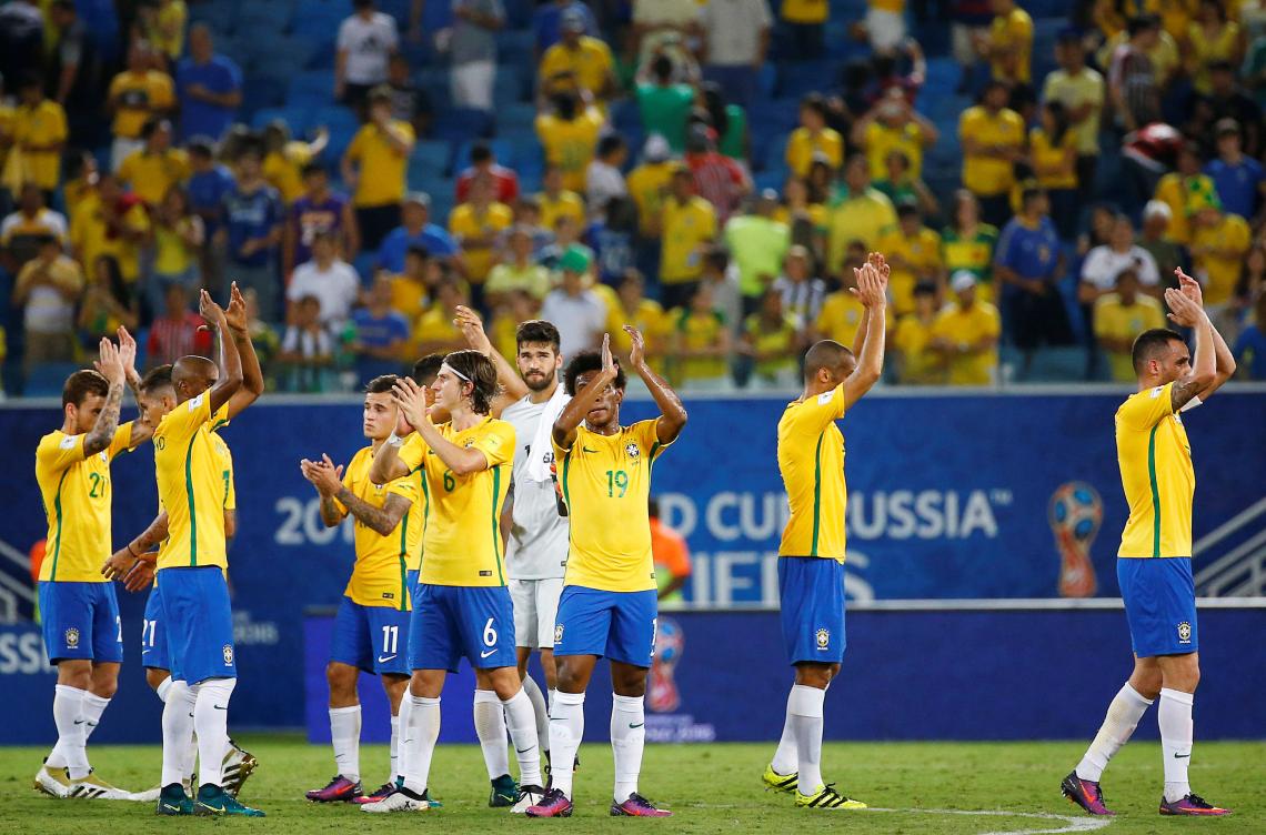 Imagen Los jugadores de Brasil, saludando al público tras golear a Bolivia 