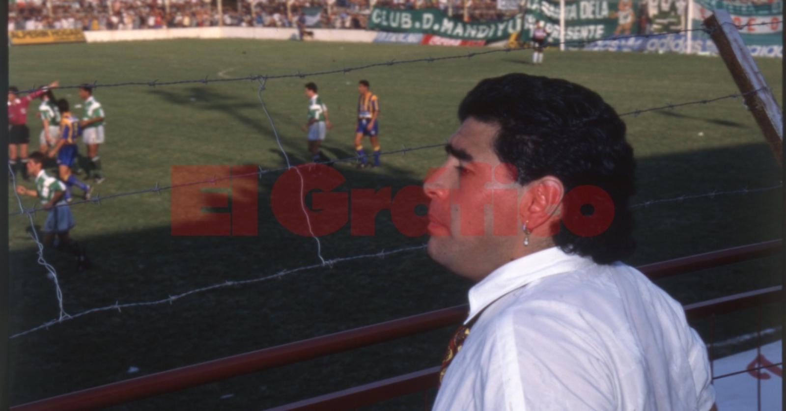 Imagen Maradona no lo puede creer. El inicio de su etapa como entrenador en Mandiyú fue con derrota 2-1 ante Rosario Central. Luis Oliveto dirigió el partido y fue el blanco de los insultos del 10 (ARCHIVO EL GRÁFICO)