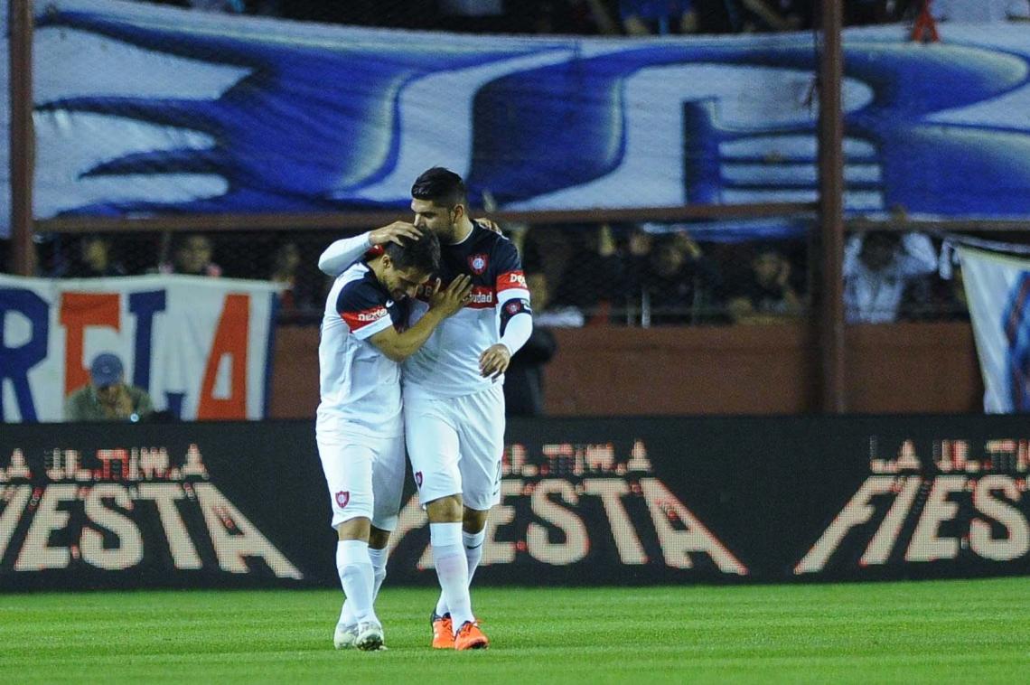 Imagen Sebastian Blanco es felicitado por Ortigoza. (Foto: Télam)