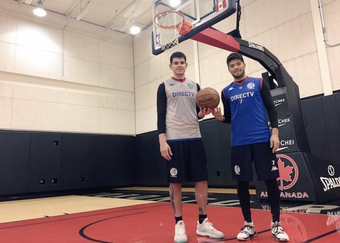 Imagen Deck y Aguirre, en la cancha de entrenamiento de los Raptors
