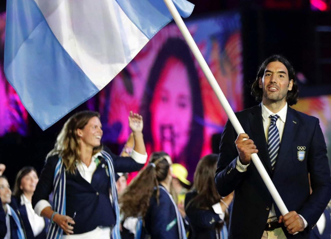 Imagen Scola, portando la bandera en Río