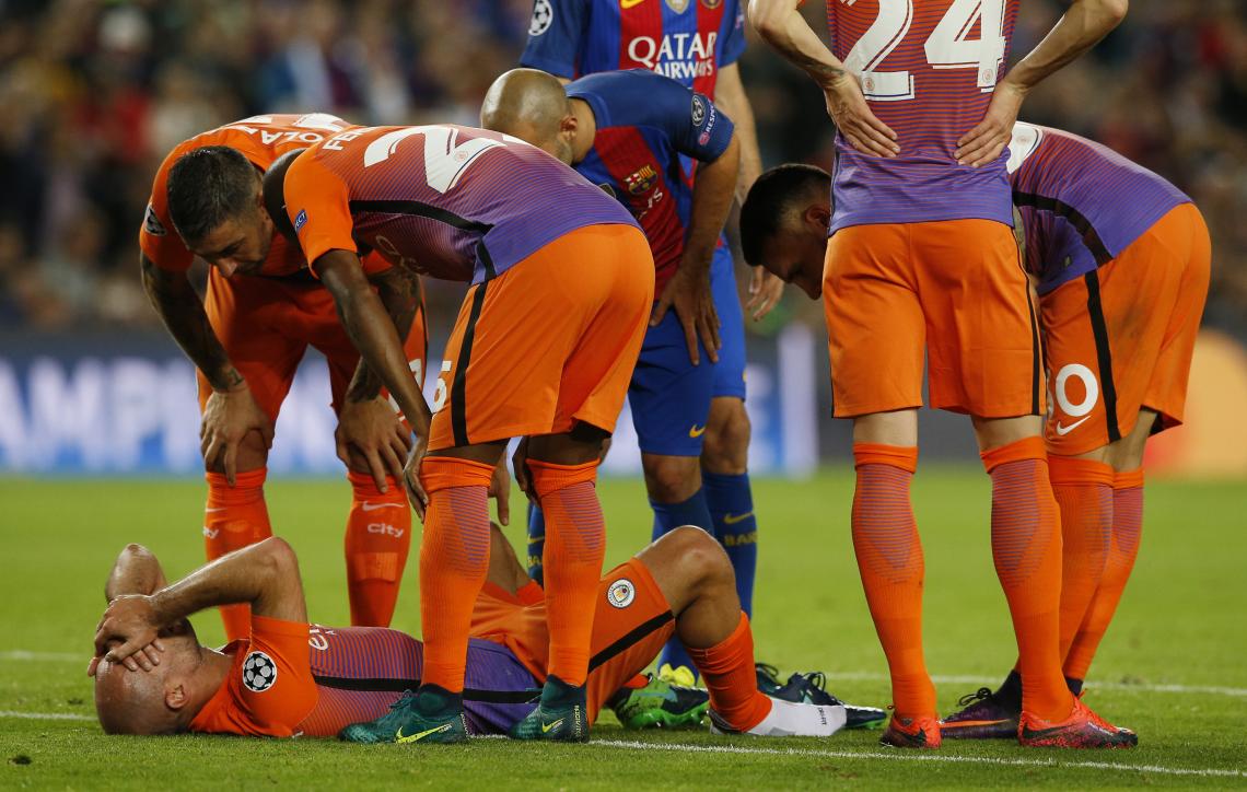 Imagen Zabaleta se retiró del campo de juego lesionado.
