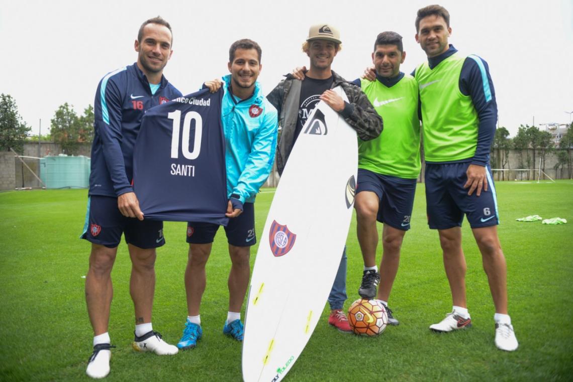 Imagen Muñiz, con los jugadores de San Lorenzo