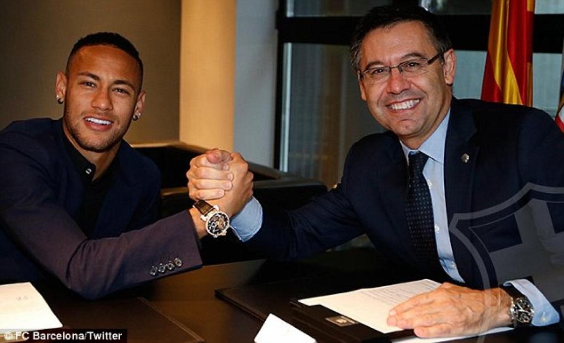 Imagen Neymar y Bartomeu, tras firmar el contrato